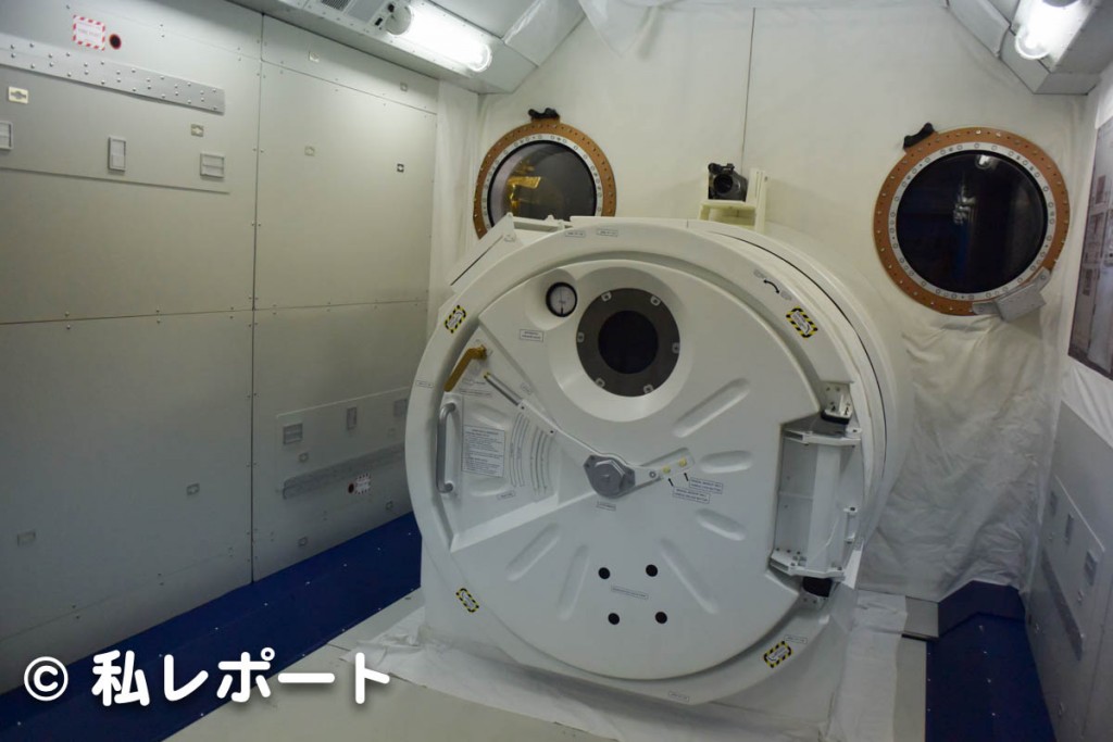 筑波宇宙センターにある「きぼう」日本実験棟の実物大模型のハッチ