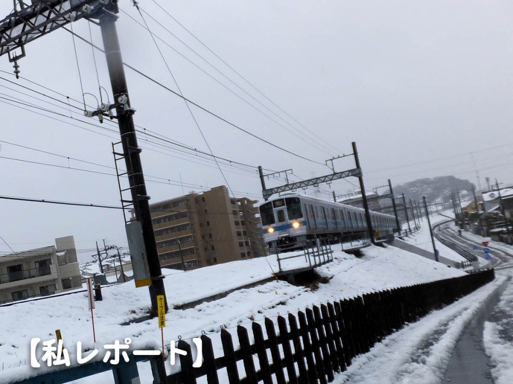 雪の中を走る電車。ダイアは混乱。