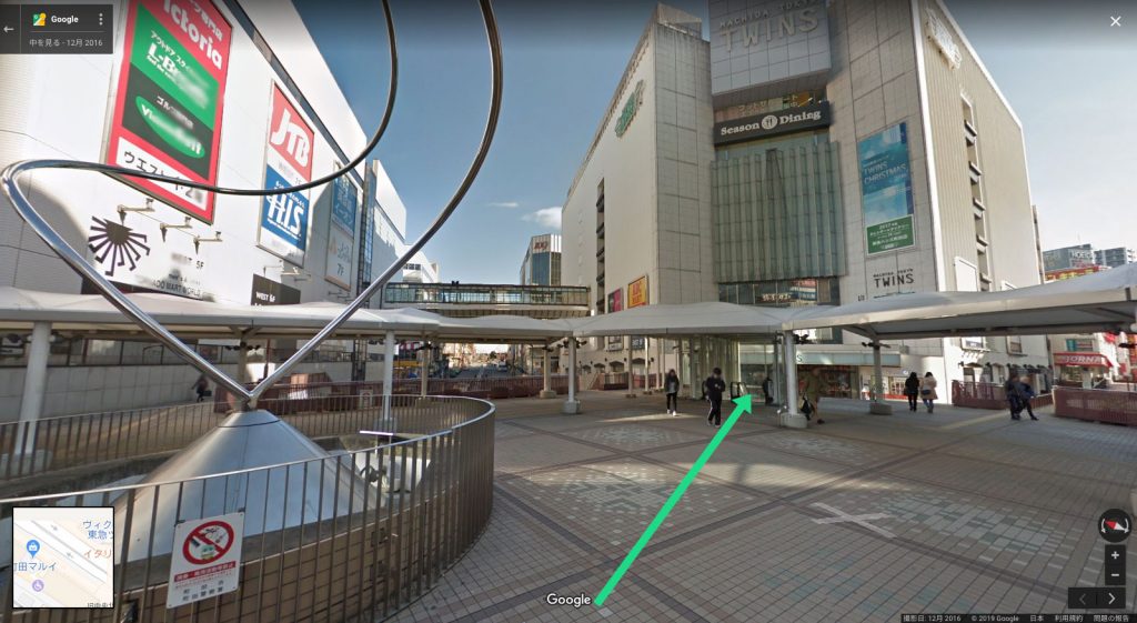 JR町田駅を出たらオブジェに向かって右側