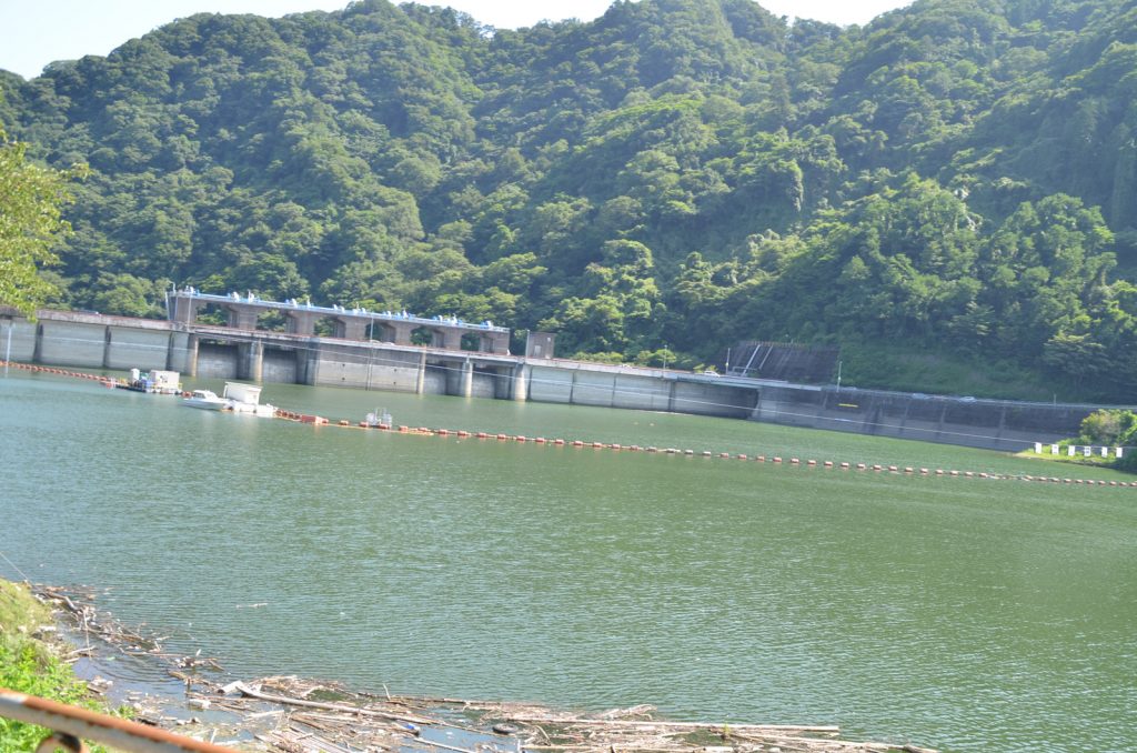 台風以前の2019年8月4日晴天時の津久井湖水位