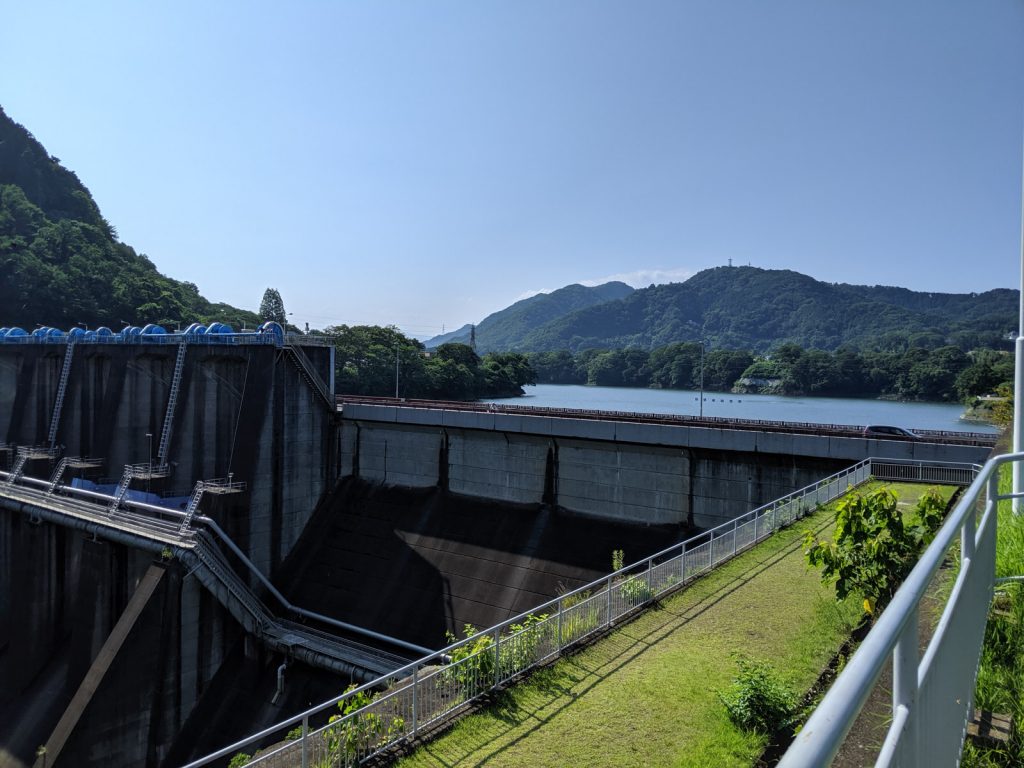 晴れた日の城山ダムと津久井湖（台風以前）